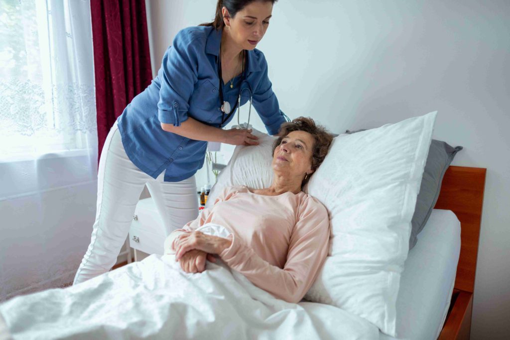 Señora mayor tumbada en una cama de una de las residencias de ancianos por 800 euros 